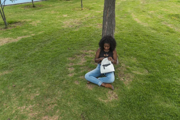 Een Afro Amerikaanse Vrouw Zittend Een Park — Stockfoto