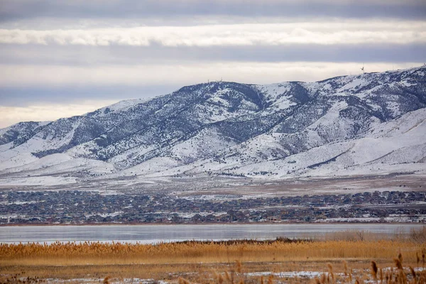 Utah Vadisi Abd Yolu Karlı Tepeleri Olan Kırsal Bir Arazi — Stok fotoğraf