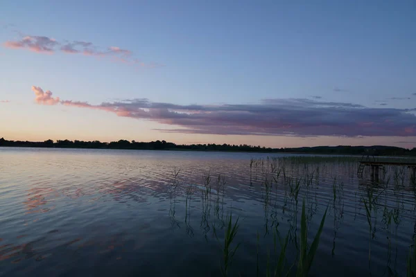 Der Blaue Himmel Über Dem See Bei Sonnenaufgang — Stockfoto