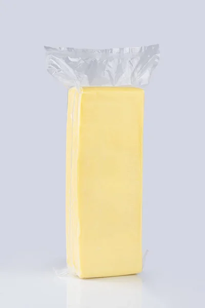 Вертикальный Снимок Сыра Пластиковом Пакете Синем Фоне — стоковое фото