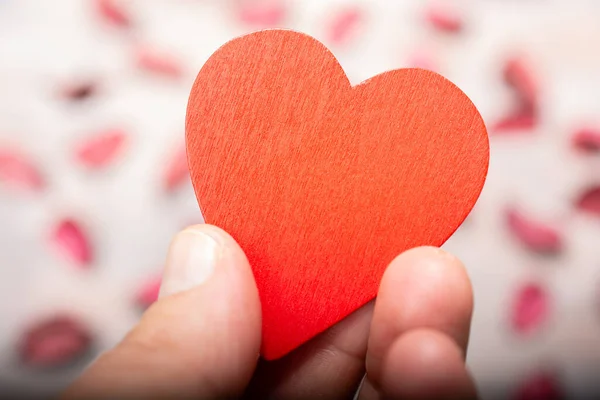 Kalp Şeklinde Bir Kâğıdı Tutan Bir Elin Yakın Çekimi — Stok fotoğraf