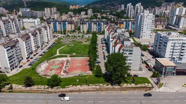 Tiro Aéreo Uma Cidade Edifícios Com Belas Paisagens — Fotografia de Stock