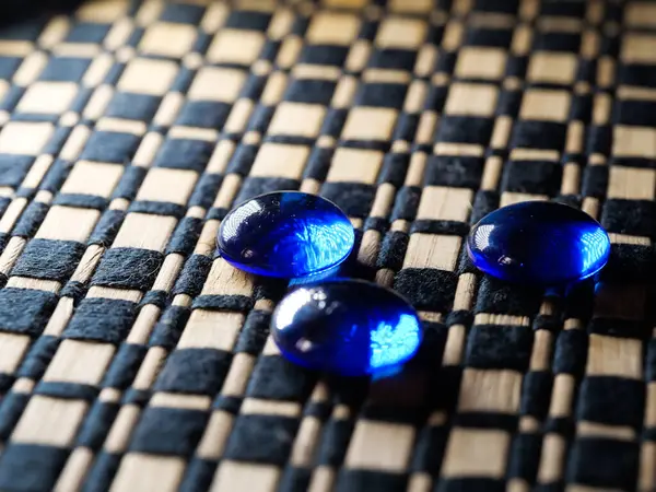 Close Três Fichas Circulares Jogo Tabuleiro Azul Com Luzes Refletindo — Fotografia de Stock
