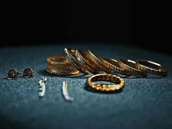 Ένα Κοντινό Πλάνο Των Παραδοσιακών Ινδικών Χρυσά Δαχτυλίδια Και Άλλα — Φωτογραφία Αρχείου