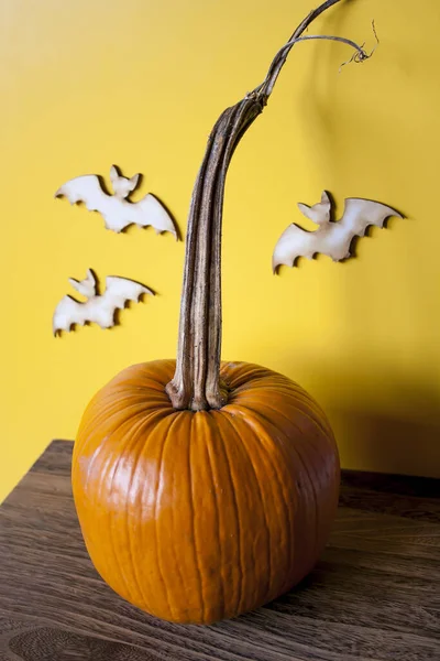 Una Calabaza Una Pared Amarilla Con Murciélagos Madera Fondo — Foto de Stock