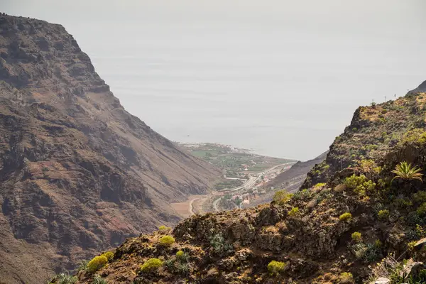 Ein Schöner Blick Auf Felsige Klippen Einem Nebligen Tag — Stockfoto