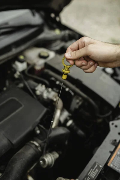 Uma Foto Motorista Enquanto Ele Verifica Óleo Motor Novo — Fotografia de Stock