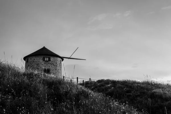 Graustufen Eines Alten Runden Getreidebehälters Auf Dem Feld — Stockfoto