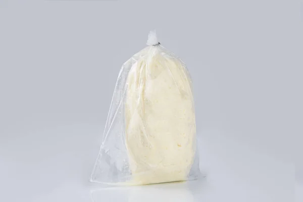 Primer Plano Queso Blanco Una Bolsa Plástico Sobre Fondo Azul —  Fotos de Stock