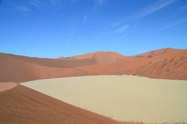 Egy Sivatag Nyugodt Tájképe Deadvlei Dűnén Sossusvlei Közelében Namíbiában — Stock Fotó
