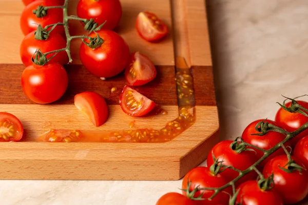 Una Vista Superior Tomates Cherry Frescos Una Tabla Cortar Madera — Foto de Stock