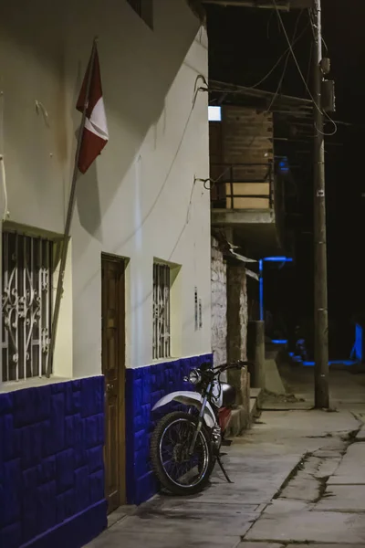 Plan Vertical Vélo Stationné Près Mur Nuit Canchaque Pérou — Photo
