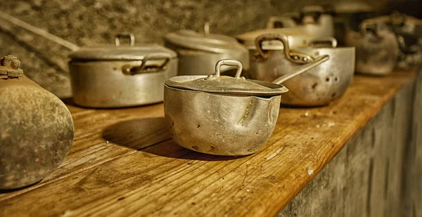 Plan Grand Angle Pots Métalliques Sur Une Étagère Bois — Photo