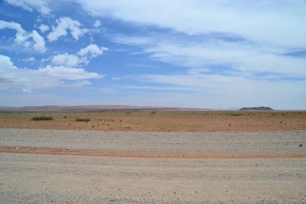 Prado Areia Por Uma Estrada Terra Dia Nublado — Fotografia de Stock