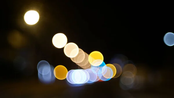 Gece Sokağındaki Bulanık Turuncu Beyaz Bokeh Işıkları — Stok fotoğraf