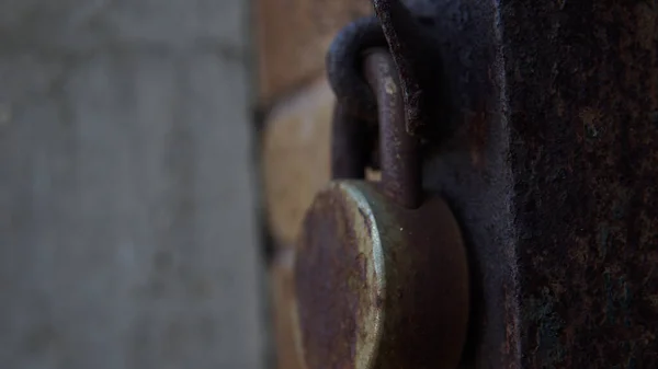 Een Close Shot Van Een Verroeste Vuile Hangslot — Stockfoto