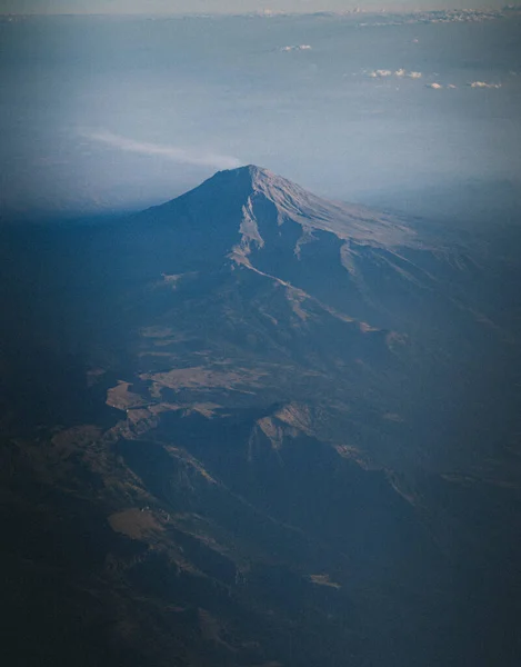 Der Blick Auf Die Felsigen Berge Aus Einem Flugzeugfenster — Stockfoto