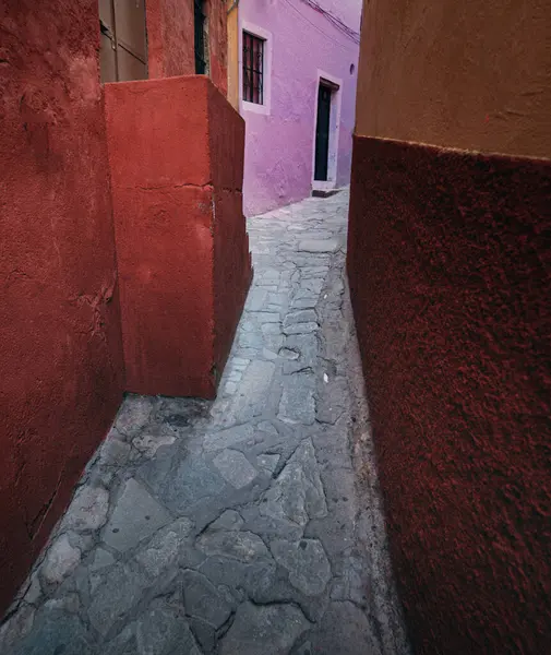 Een Smalle Geplaveide Weg Door Kleurrijke Gebouwen — Stockfoto