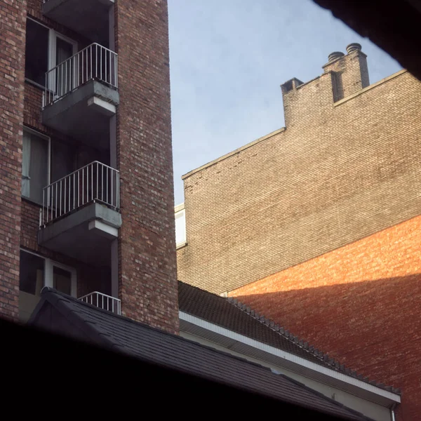 Een Lage Hoek Shot Van Baksteen Gebouwen Een Bewolkte Lucht — Stockfoto