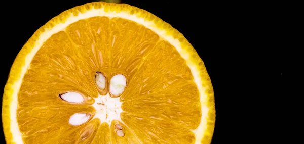 Una Rebanada Naranja Aislada Sobre Fondo Negro —  Fotos de Stock