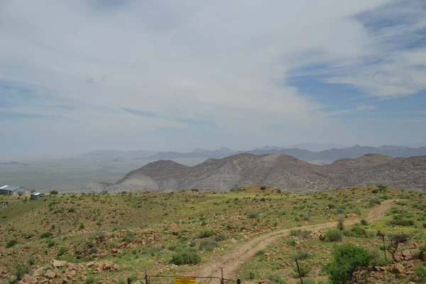 Uma Estrada Terra Através Das Montanhas Sob Nuvens Cinzentas Namíbia — Fotografia de Stock