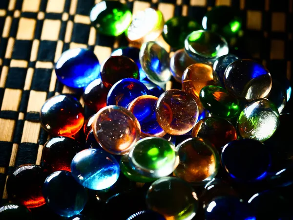 Μια Closeup Φωτεινό Πολύχρωμο Σαφές Επιτραπέζιο Παιχνίδι Μάρκες Φως Που — Φωτογραφία Αρχείου