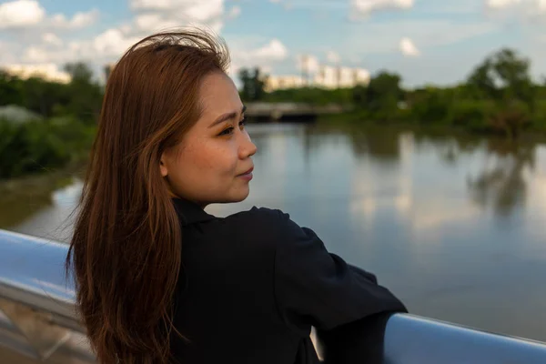 Egy Vonzó Fiatal Vietnámból Pihenés Starlight Bridge Minh Város Vietnam — Stock Fotó