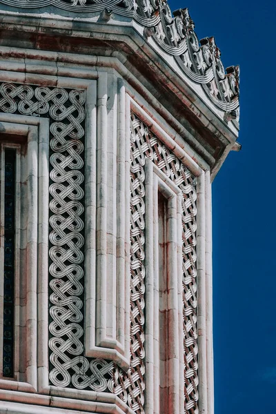 Вертикальна Крупним Планом Стара Біла Будівля Тлі Чистого Блакитного Неба — стокове фото