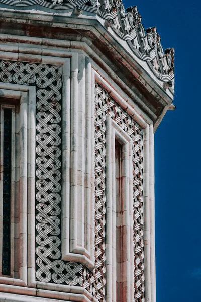 Primer Plano Vertical Viejo Edificio Blanco Contra Cielo Azul Claro — Foto de Stock