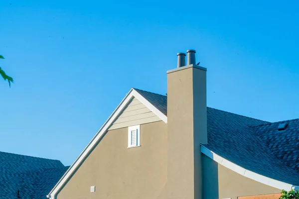 Ett Tak Över Ett Hus Med Vindsfönster Den Blå Himlen — Stockfoto