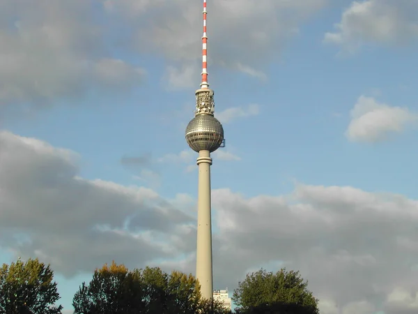 ドイツ ベルリンの晴れた日のテレビ塔Fernsehturm — ストック写真