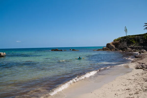 Den Blå Himlen Över Havet Och Sandstranden Sommaren — Stockfoto