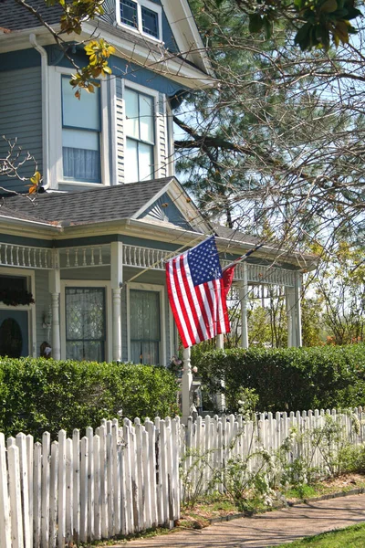 Vertikal Bild Ett Gammalt Hus Med Amerikanska Flaggor — Stockfoto