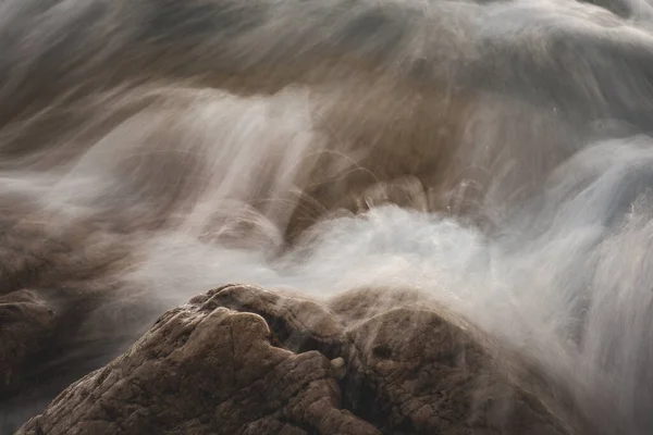 Duvar Kağıdı Arkaplan Için Kayalık Bir Sahilin Yakın Plan Çekimi — Stok fotoğraf