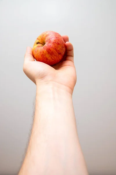 Imagen Vertical Una Mano Sosteniendo Una Manzana Roja Amarilla Sobre —  Fotos de Stock