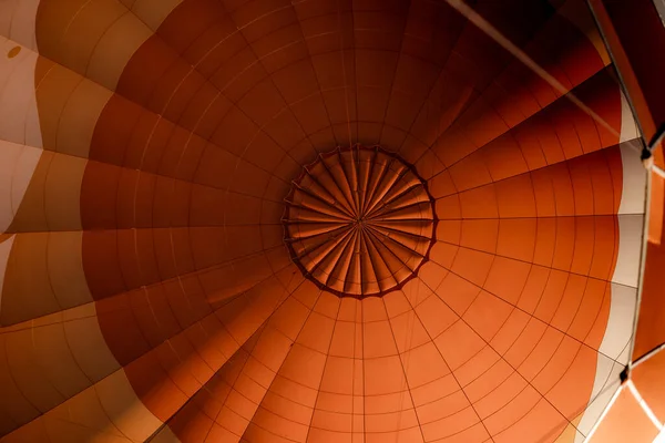 Χαμηλή Γωνία Της Εσωτερικής Πλευράς Ενός Ζωντανού Πορτοκαλί Αερόστατου Ιδανικό — Φωτογραφία Αρχείου