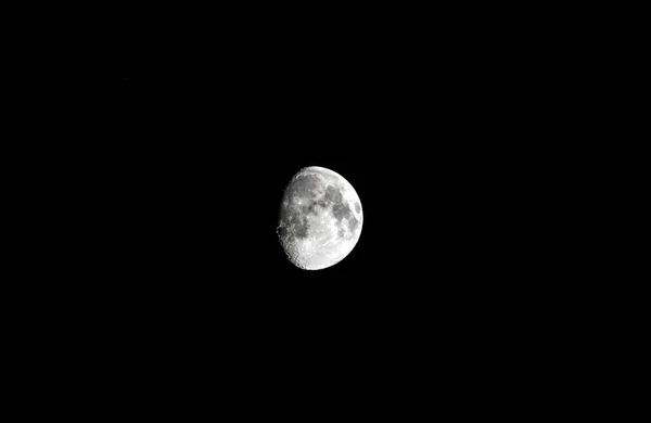 Ein Abnehmender Mond Auf Schwarzem Himmelshintergrund — Stockfoto