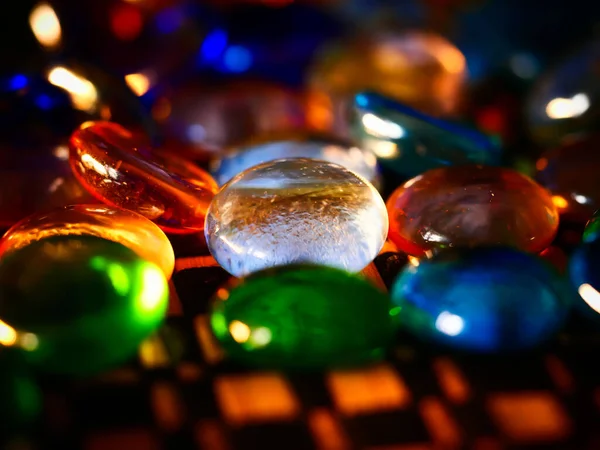 Zbliżenie Zabawy Żywe Szklane Kamienie Odbijające Jasne Światła Kolorowym Tle — Zdjęcie stockowe