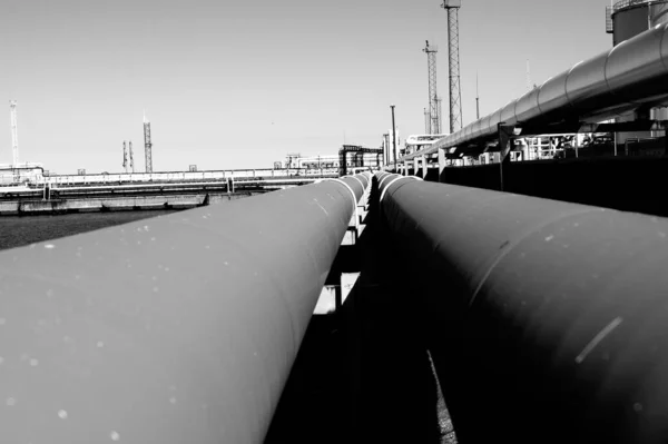 Una Toma Escala Grises Tuberías Grandes Sitio Industrial —  Fotos de Stock