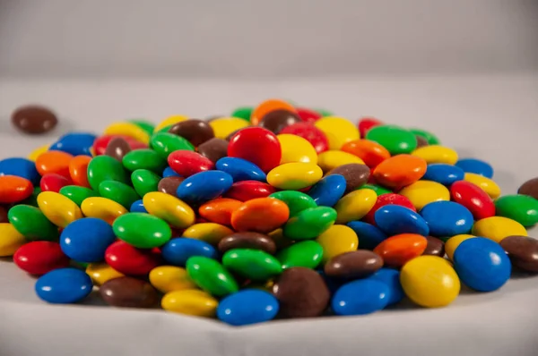 Uma Imagem Close Multi Coloridos Pequenos Doces Chocolate Preenchidos Outro — Fotografia de Stock