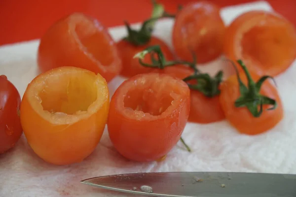 Zbliżenie Pomidorów Wiśniowych Bez Nadzienia Gotowe Wypchania Serwetce — Zdjęcie stockowe