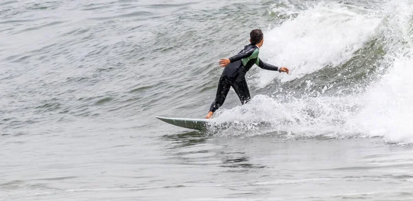 海でサーフィンをしながら波に乗る者 — ストック写真