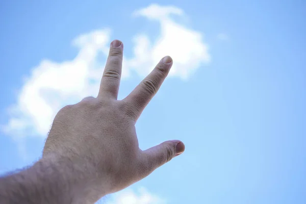 Mano Del Hombre Mostrando Tres Dedos Arriba Cielo Nube — Foto de Stock