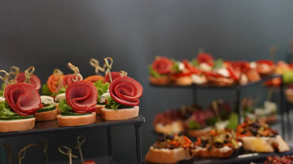 파티중에 테이블에서 맛있게 수있는 간식을 클로즈업 — 스톡 사진