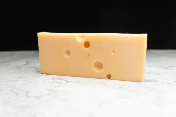 Detailní Záběr Obdélníkový Granulovaný Sýr Mramorovém Povrchu — Stock fotografie