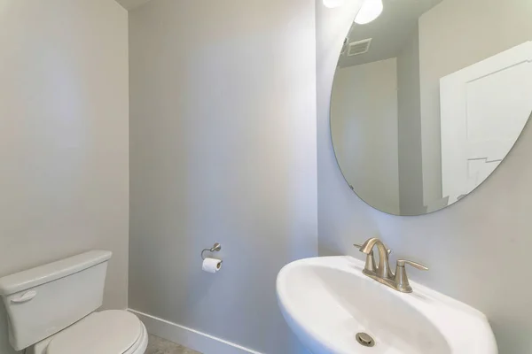 Baño Moderno Apartamento Con Muebles Blancos — Foto de Stock