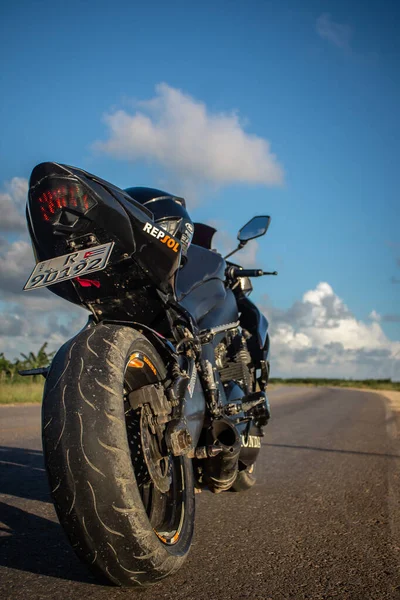 Cardenas Cuba Noviembre 2020 Disparo Vertical Una Motocicleta Honda Negra —  Fotos de Stock