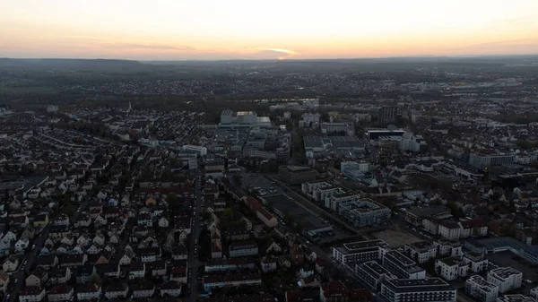 Tiro Aéreo Casas Urbanas Durante Pôr Sol — Fotografia de Stock