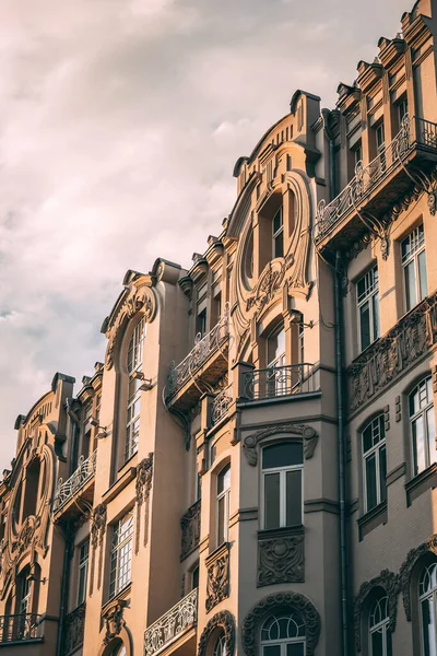 Låg Vinkel Syn Brun Byggnad Med Vacker Utsmyckning Kiev Vertikal — Stockfoto