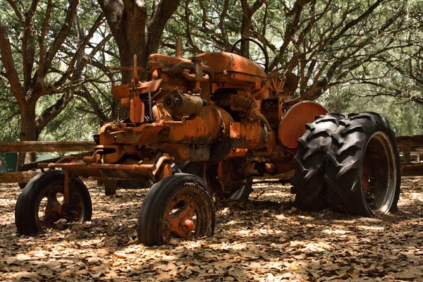 Primo Piano Vecchio Trattore Arrugginito Arancione Vicino Agli Alberi — Foto Stock